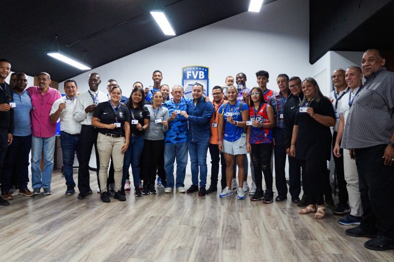 FVB realizó entrega de las primeras licencias a jugadores, entrenadores, árbitros y oficiales de mesa