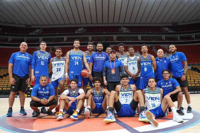 Apuesta al relevo: Hanthony Coello, presidente de la FVB, acompañó al Equipo Blanco en China