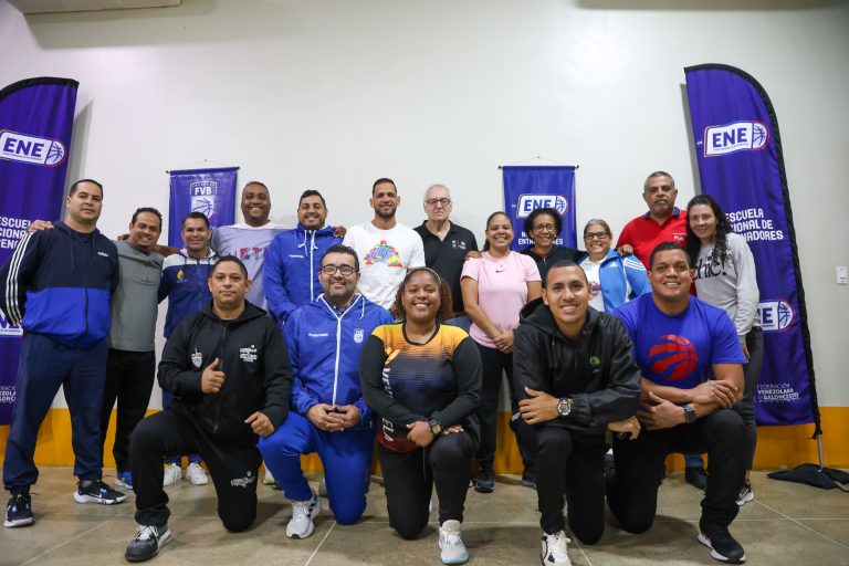 Resumen del Nivel 1 para entrenadores de la Asociación Mundial de Entrenadores de Baloncesto realizado en El Poliedrito